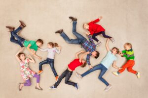 School kids fight each other